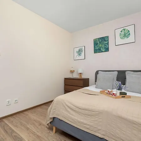 Spacious With A Workspace And Balcony Near The Water Park By Renters *