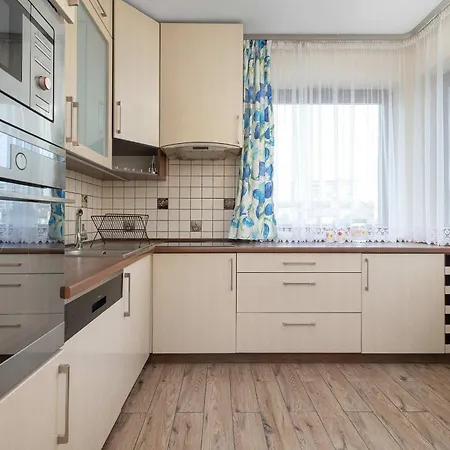 Spacious With A Workspace And Balcony Near The Water Park By Renters Kraków