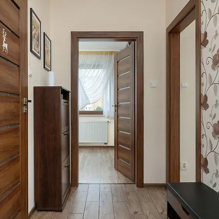 Spacious With A Workspace And Balcony Near The Water Park By Renters Lägenhet Kraków