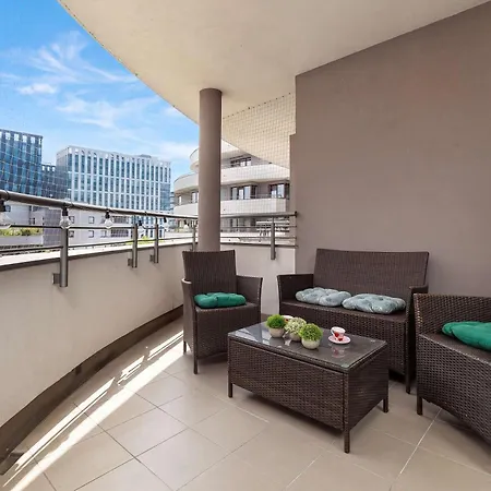 Spacious With A Workspace And Balcony Near The Water Park By Renters * Kraków