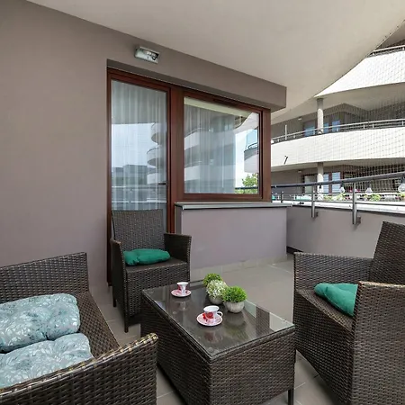 Spacious With A Workspace And Balcony Near The Water Park By Renters