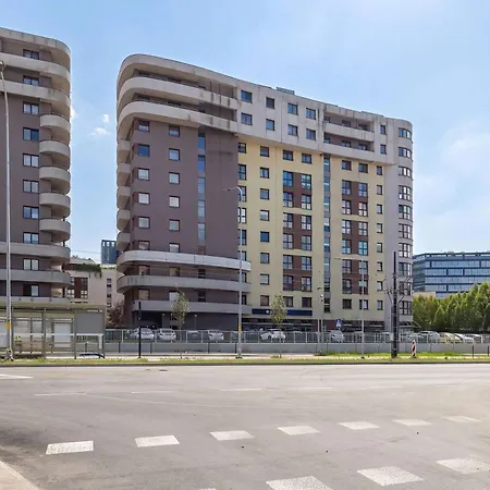 Spacious With A Workspace And Balcony Near The Water Park By Renters